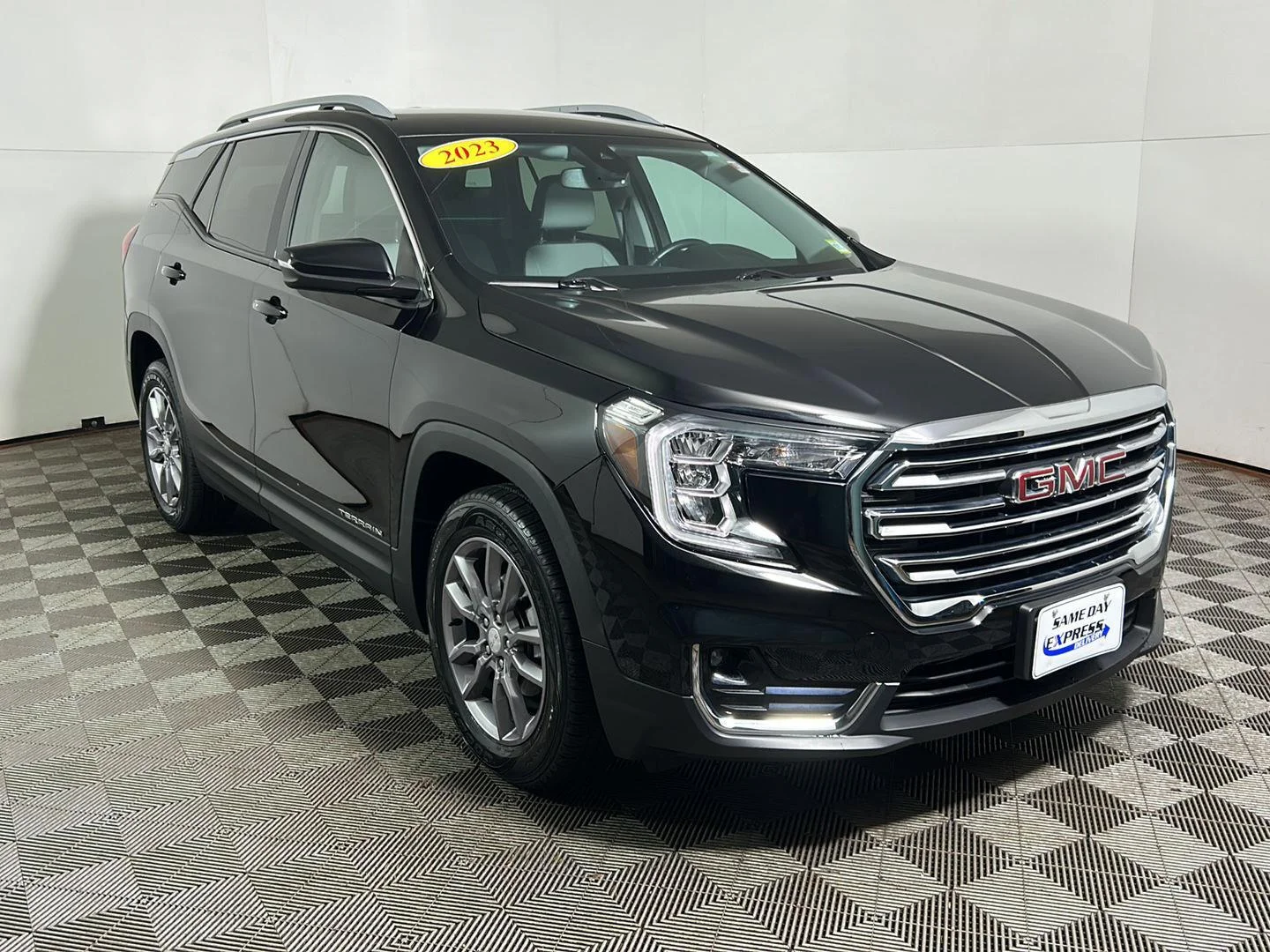 Used 2023 Ebony Twilight Metallic GMC SLT image 4