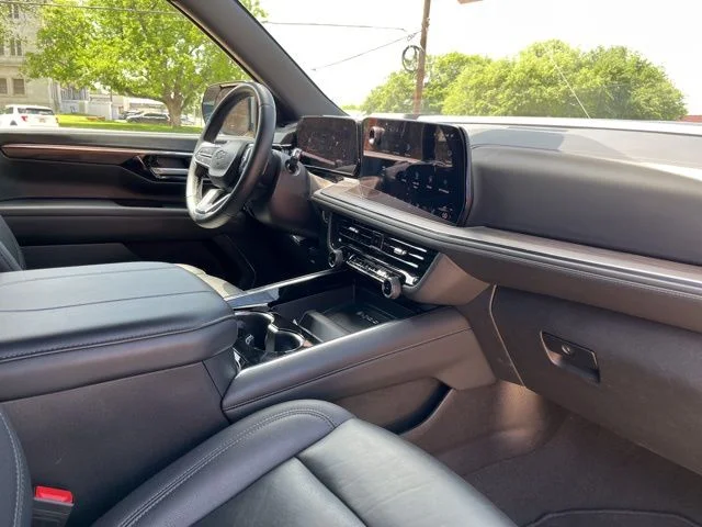 Used 2025 Gray Chevrolet Z71 image 37
