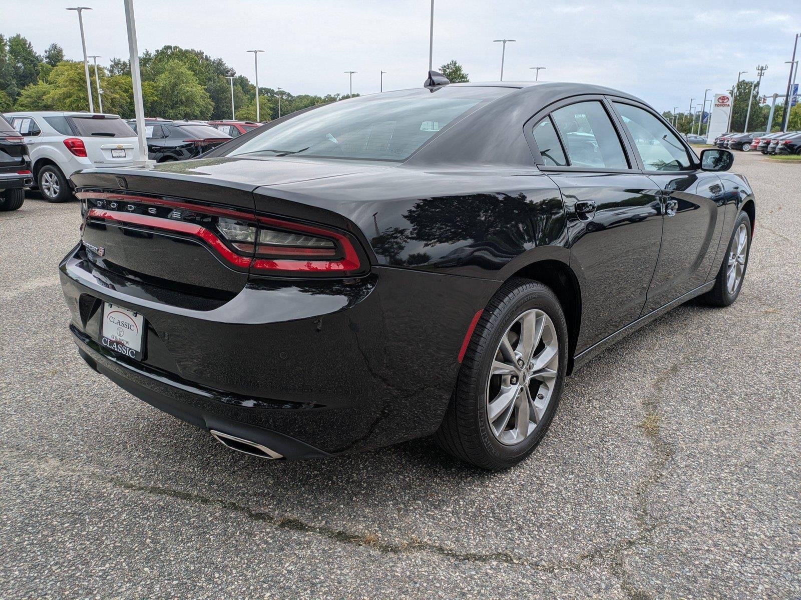 Used 2022 Pitch Black Clearcoat Dodge SXT image 4
