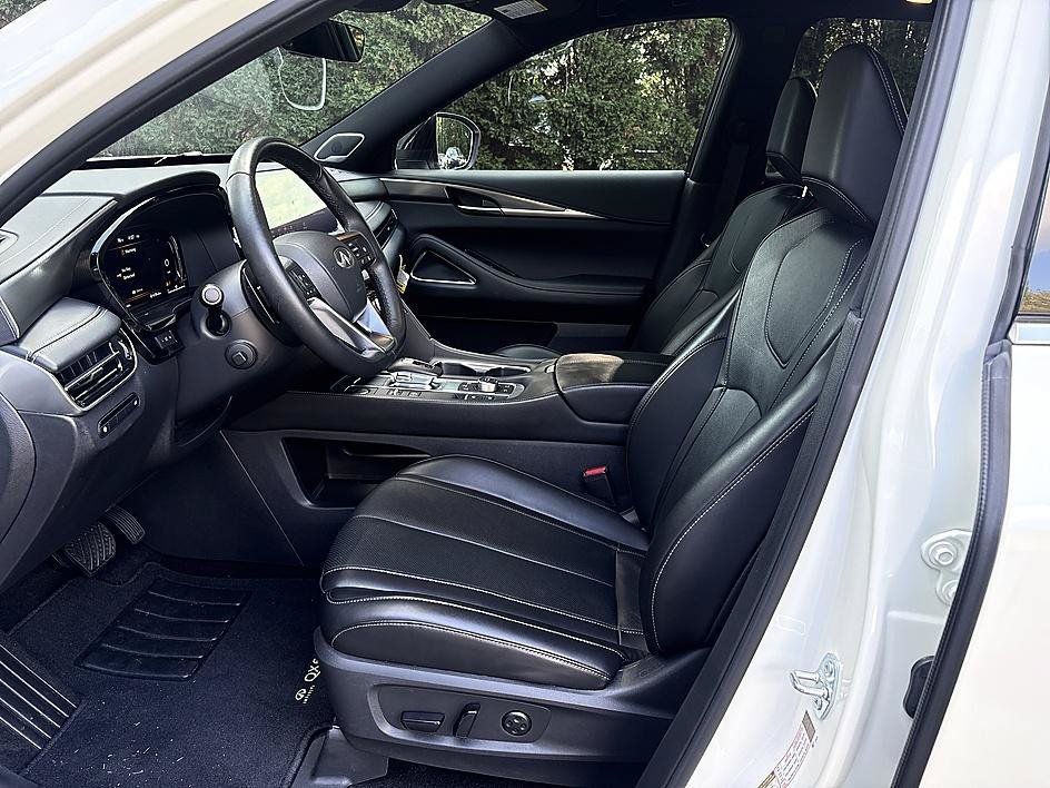 Used 2025 Majestic White INFINITI LUXE image 11