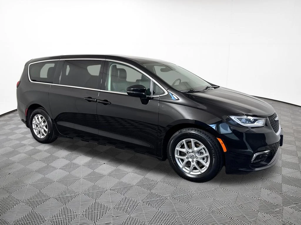 Used 2024 Black Chrysler Touring L image 5