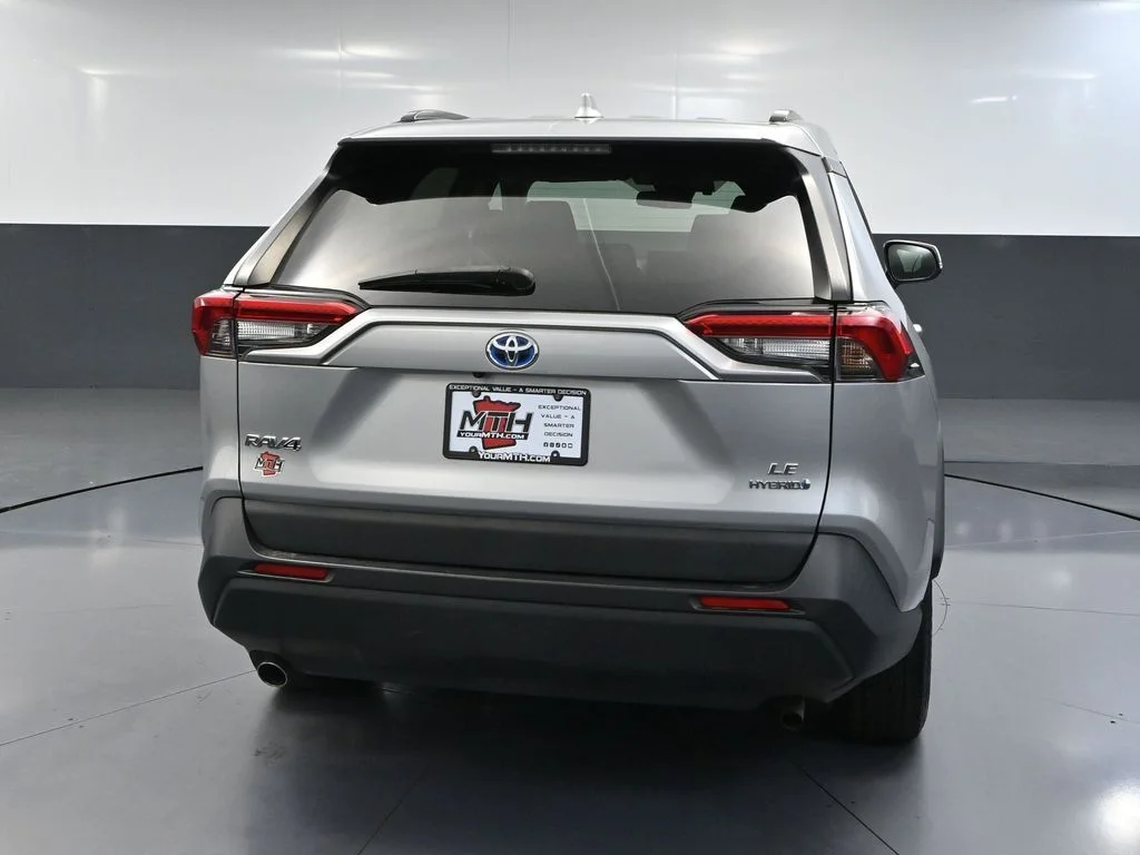 Used 2019 Silver Toyota LE image 7
