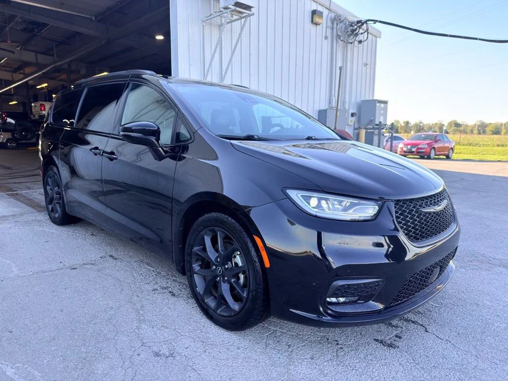 Used 2025 Chrysler Pacifica Limited with VIN 2C4RC1GG8SR539692 for sale in Kansas City