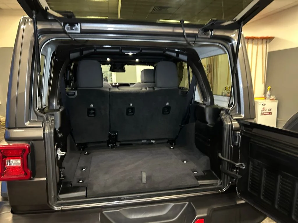 Used 2025 Crystal Metallic Jeep Sahara image 20