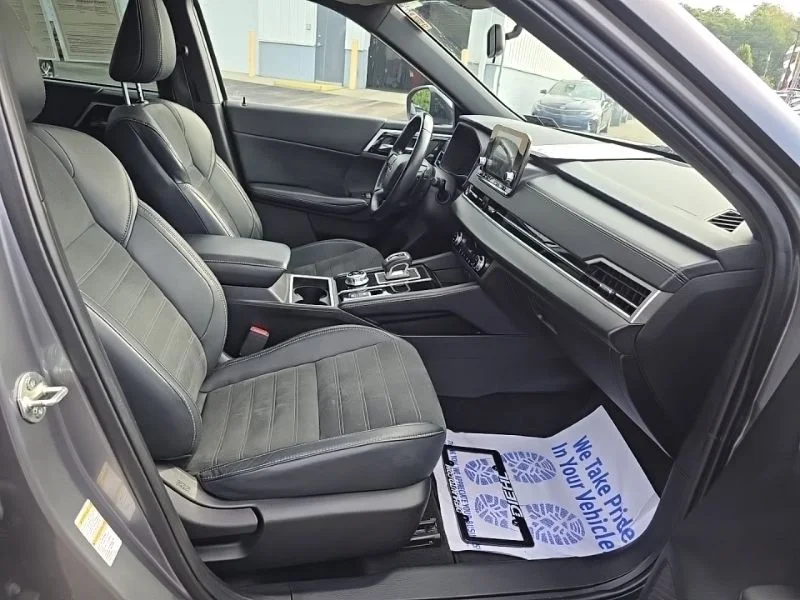 Used 2022  Mitsubishi SE image 32