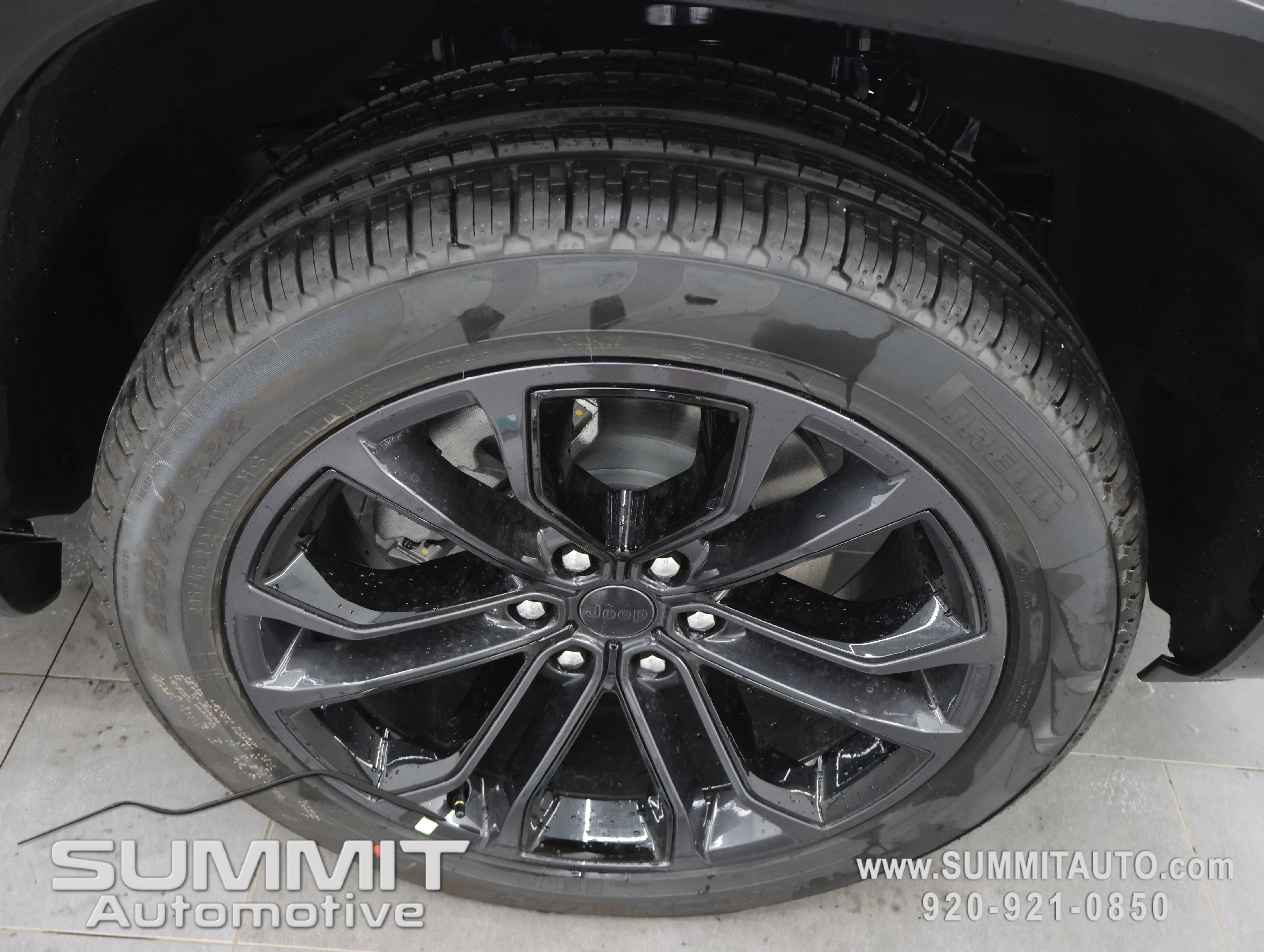 New 2026 Silver-Zynith Exterior Paint Jeep Summit Obsidian image 3