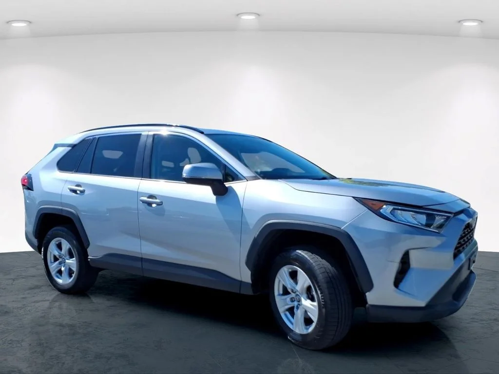 Used 2019 Silver Toyota XLE image 4