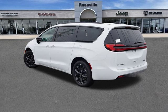 New 2026 Bright White Clear-Coat Exterior Paint Chrysler Limited image 5