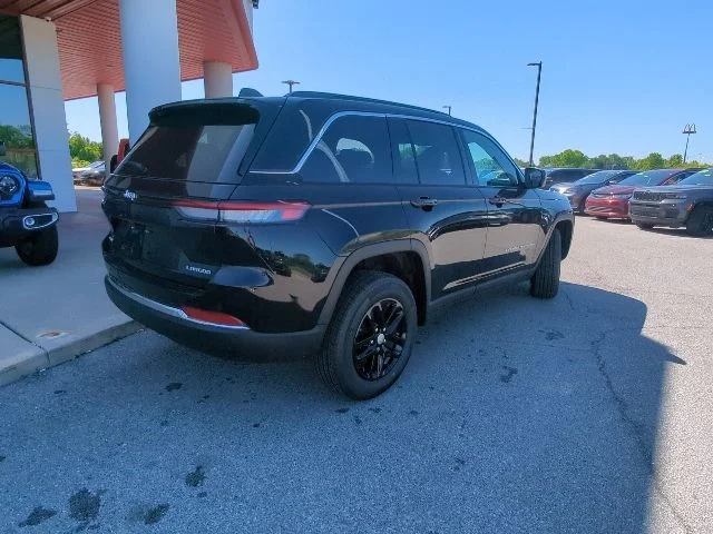 New 2026 Diamond Black Crystal Pearl-Coat Exterior Paint Jeep Laredo X image 30