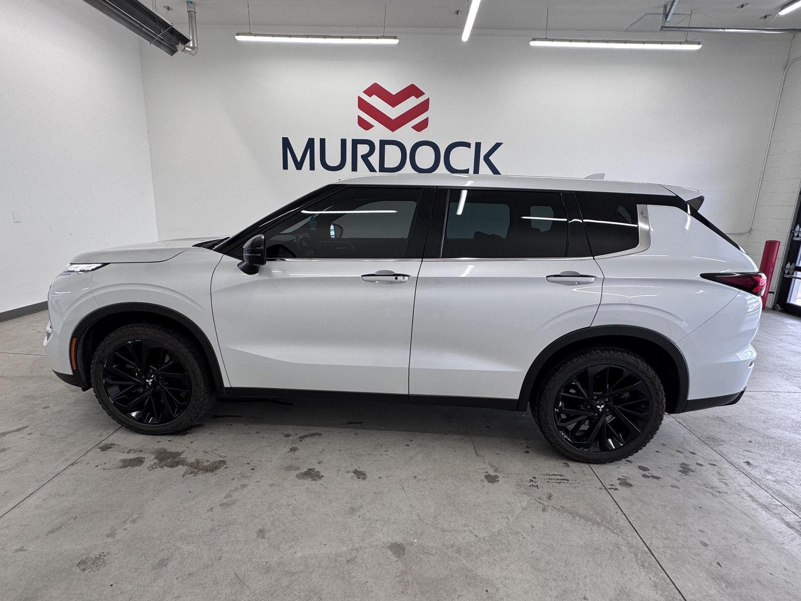 Used 2023 White Diamond Mitsubishi SE Black Edition image 9