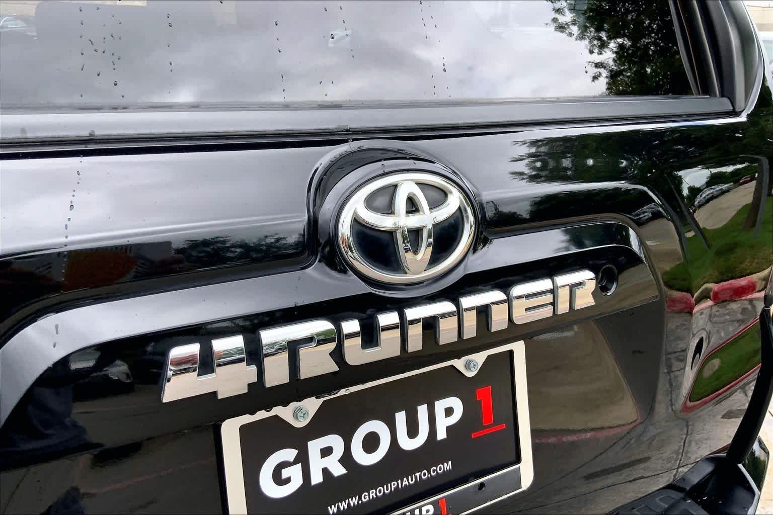 Used 2018 Midnight Black Metallic Toyota SR5 image 29