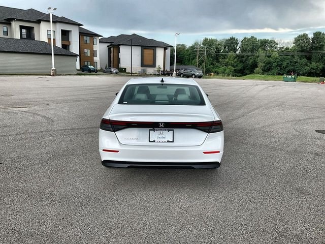 Certified Used 2025 Platinum White Pearl Honda SE image 15