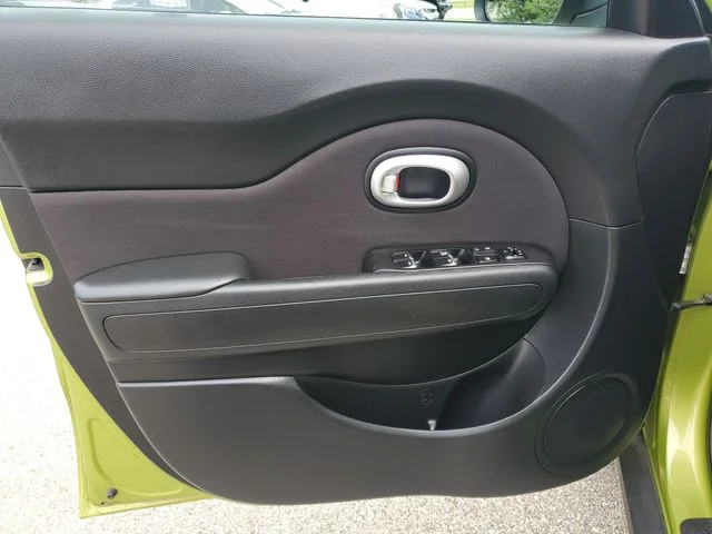 Used 2018 Green Kia Base image 18