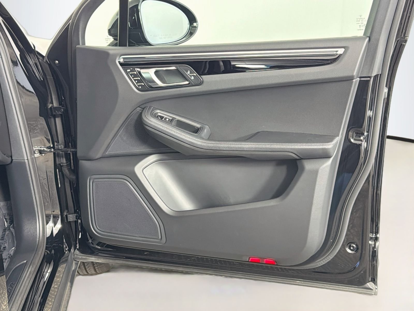 2025 Porsche Macan Base - Photo 32