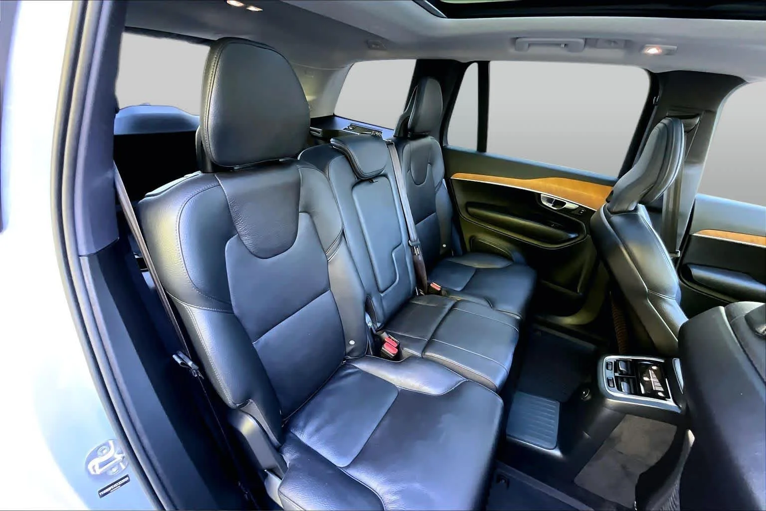 Certified Used 2025 Vapour Grey Volvo Plus image 19