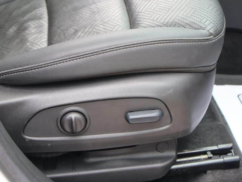 Used 2023 White Buick Essence image 10
