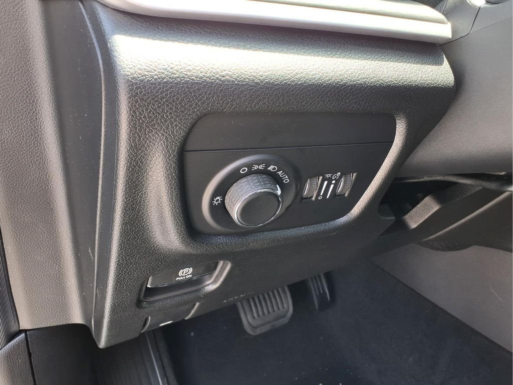 New 2026 Diamond Black Crystal Pearlcoat Jeep Laredo X image 15