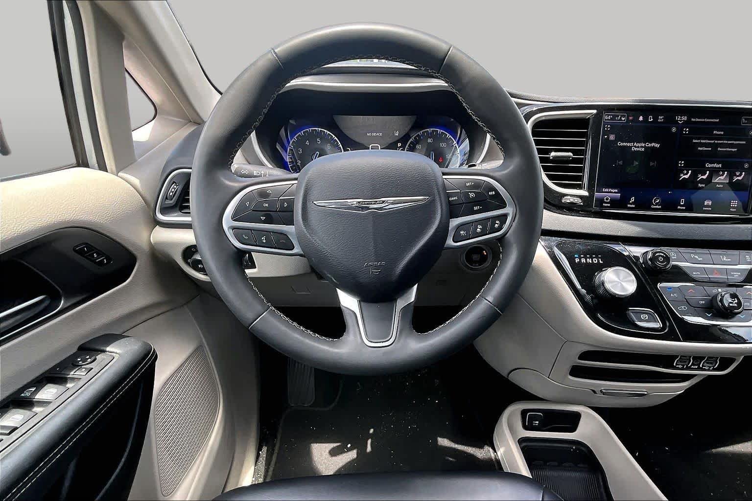 Used 2023 Silver Mist Clearcoat Chrysler Touring L image 6
