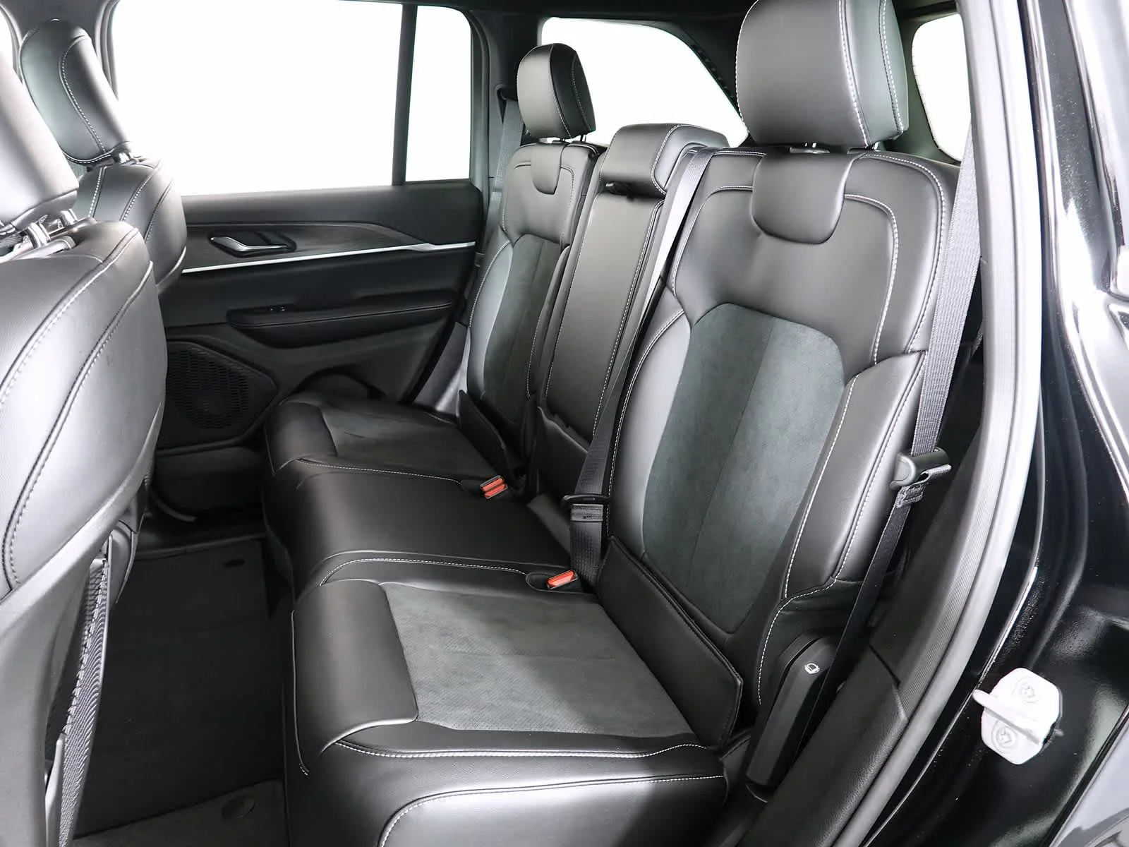 New 2026 Diamond Black Crystal Pearl-Coat Exterior Paint Jeep Laredo Altitude image 17
