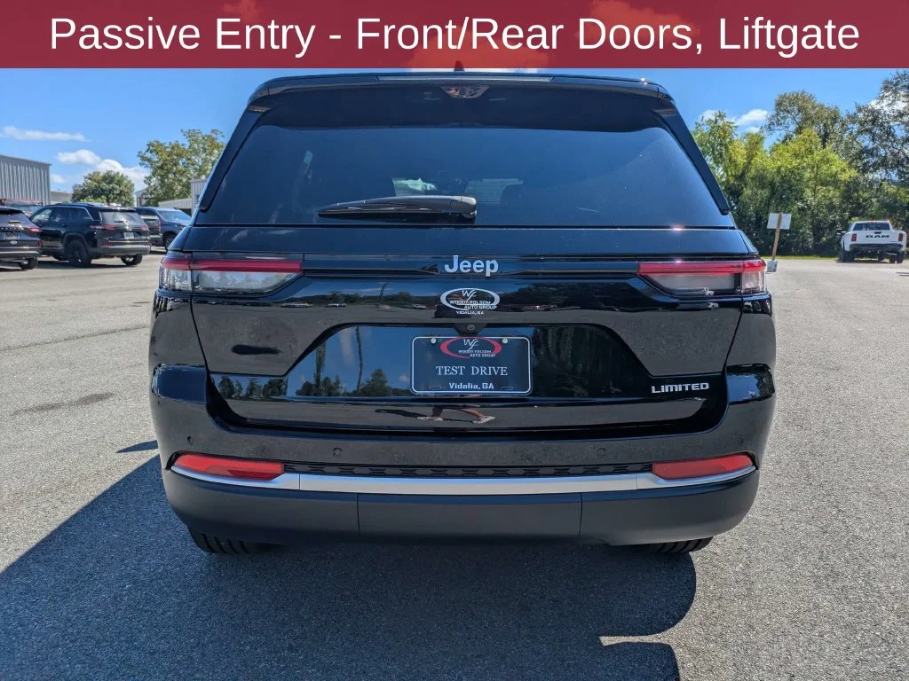 New 2026 Diamond Black Crystal Pearl-Coat Exterior Paint Jeep Limited image 7