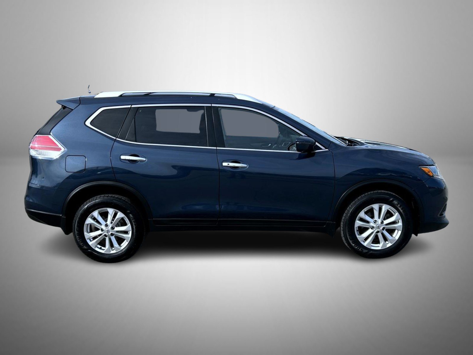 Used 2016 Blue Nissan SV image 4