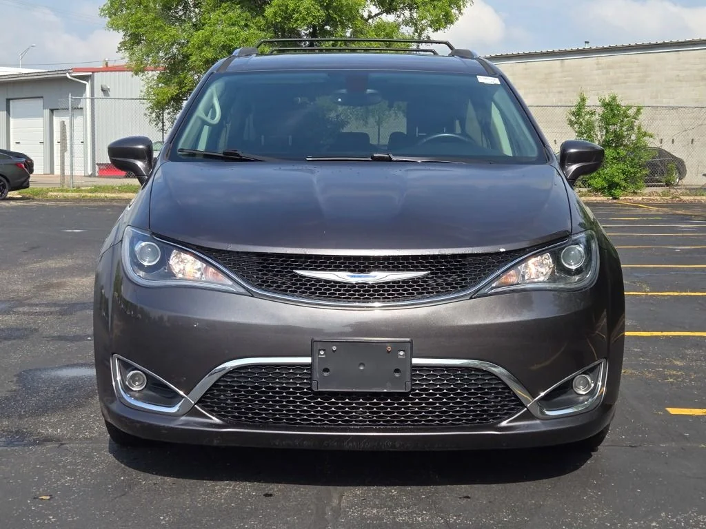 Used 2018 Gray Chrysler Touring L Plus image 4