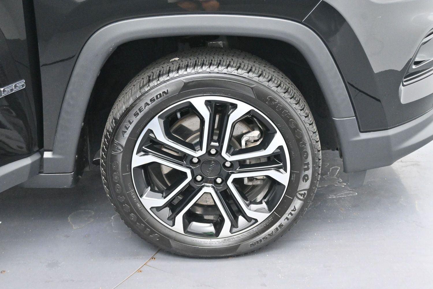 Used 2023 Diamond Black Crystal Pearlcoat Jeep Limited image 33