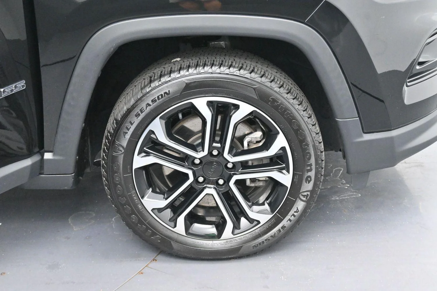 Used 2023 Diamond Black Crystal Pearlcoat Jeep Limited image 33