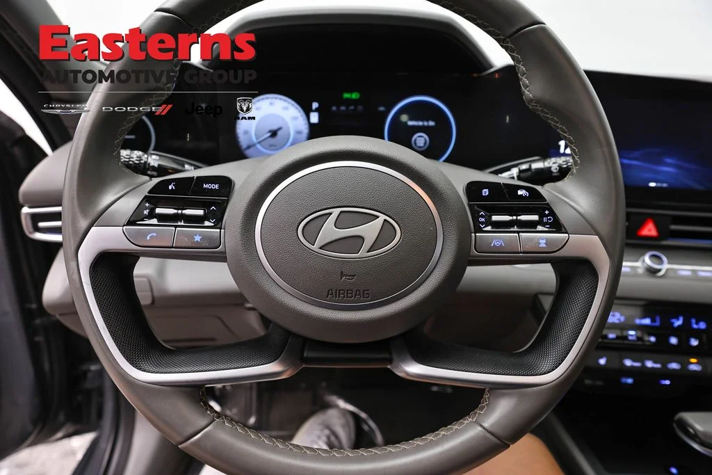 Used 2025 Gray Hyundai SEL Convenience image 11