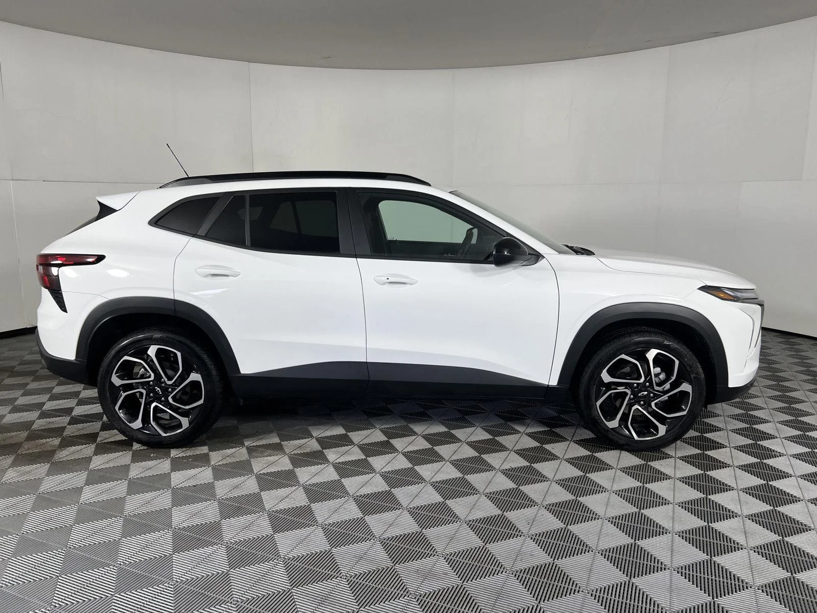 New 2026 Summit White Chevrolet 2RS image 45