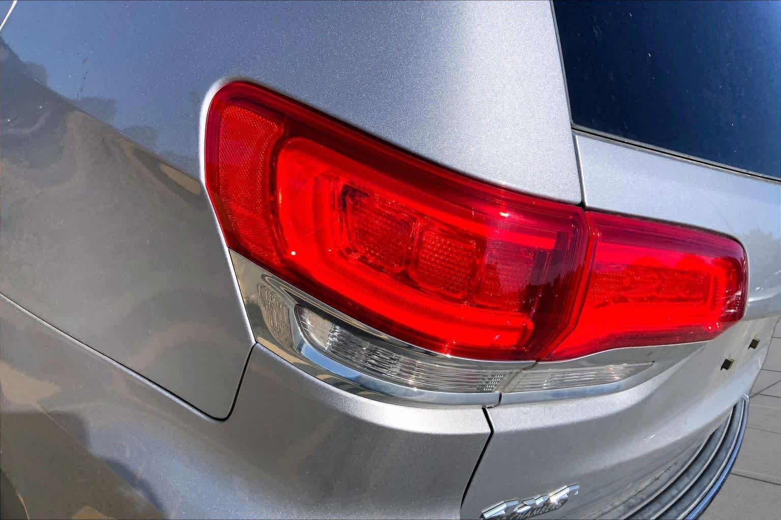 Used 2019 Billet Silver Metallic Clear Coat Jeep Limited image 29