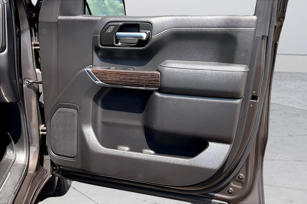 Used 2021 Brown GMC Elevation image 29