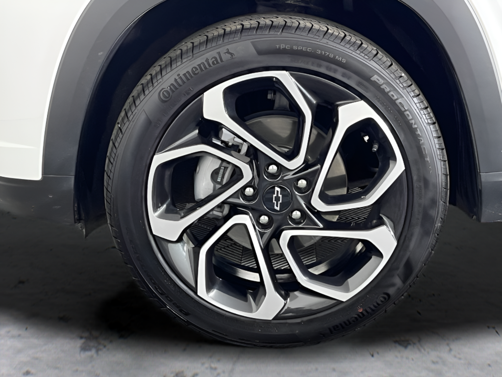 Used 2025 Summit White Chevrolet 2RS image 19