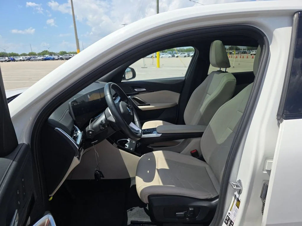 Used 2025 White BMW xDrive28i image 4