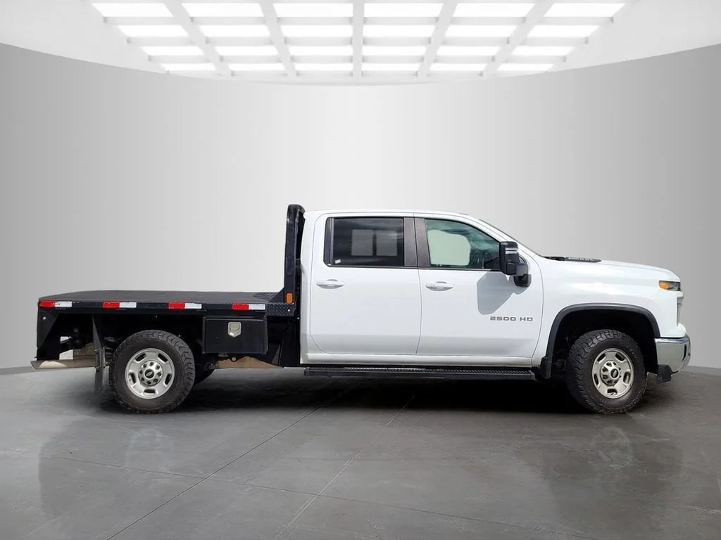 Used 2024 Summit White Chevrolet LT image 3