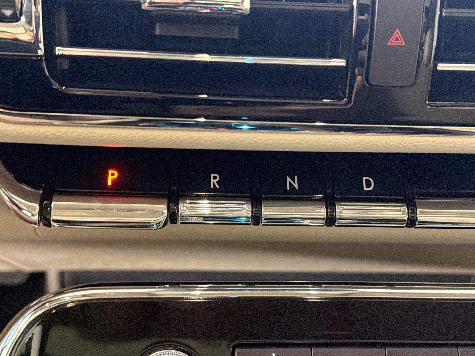 Used 2020 Pristine White Lincoln Reserve image 17