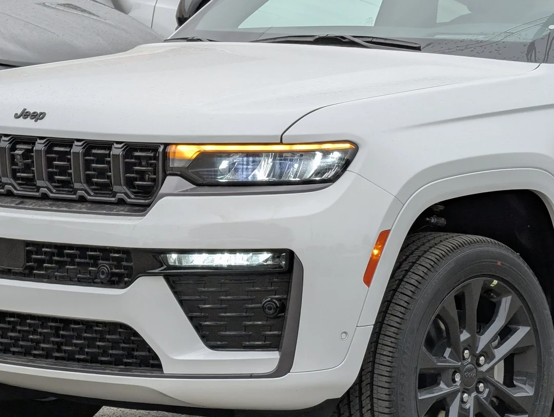 New 2026 White Jeep Limited Reserve - - 4x4 - CommandView Sunroof - Nappa Leather Seats & More! image 10
