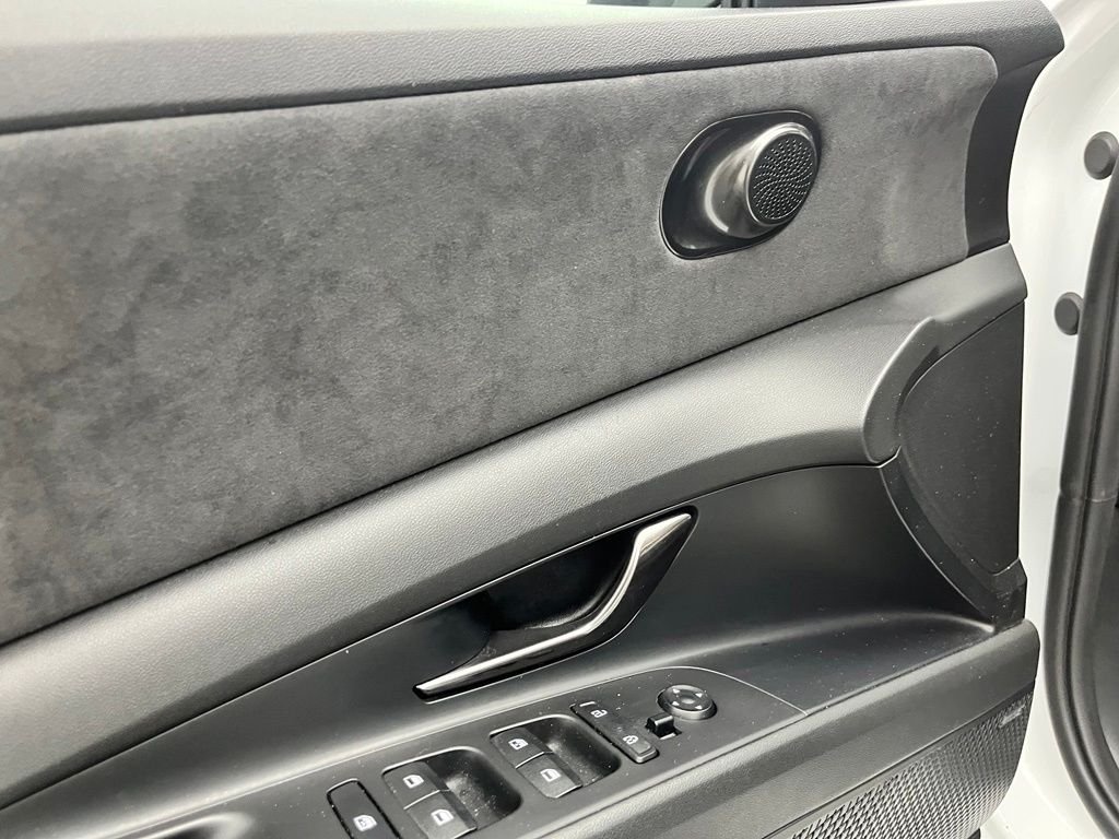 Used 2022 White Hyundai Base image 17