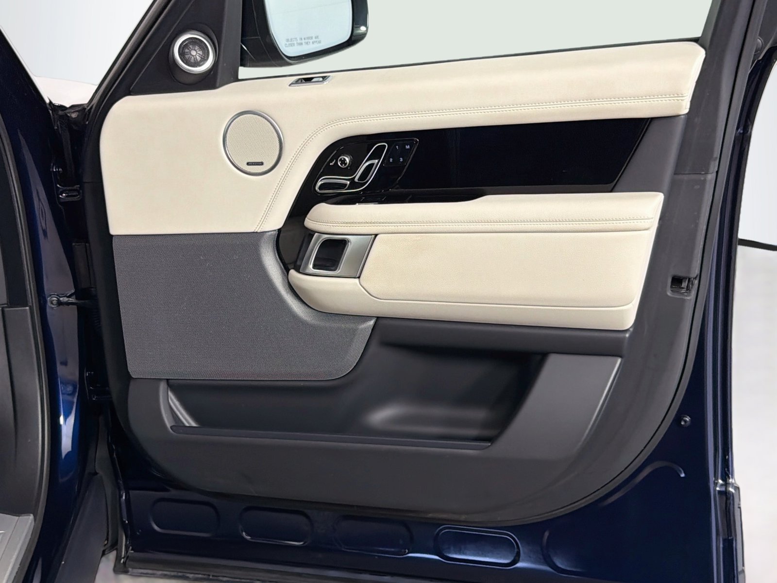 Used 2022 Portofino Blue Metallic Land Rover  image 31