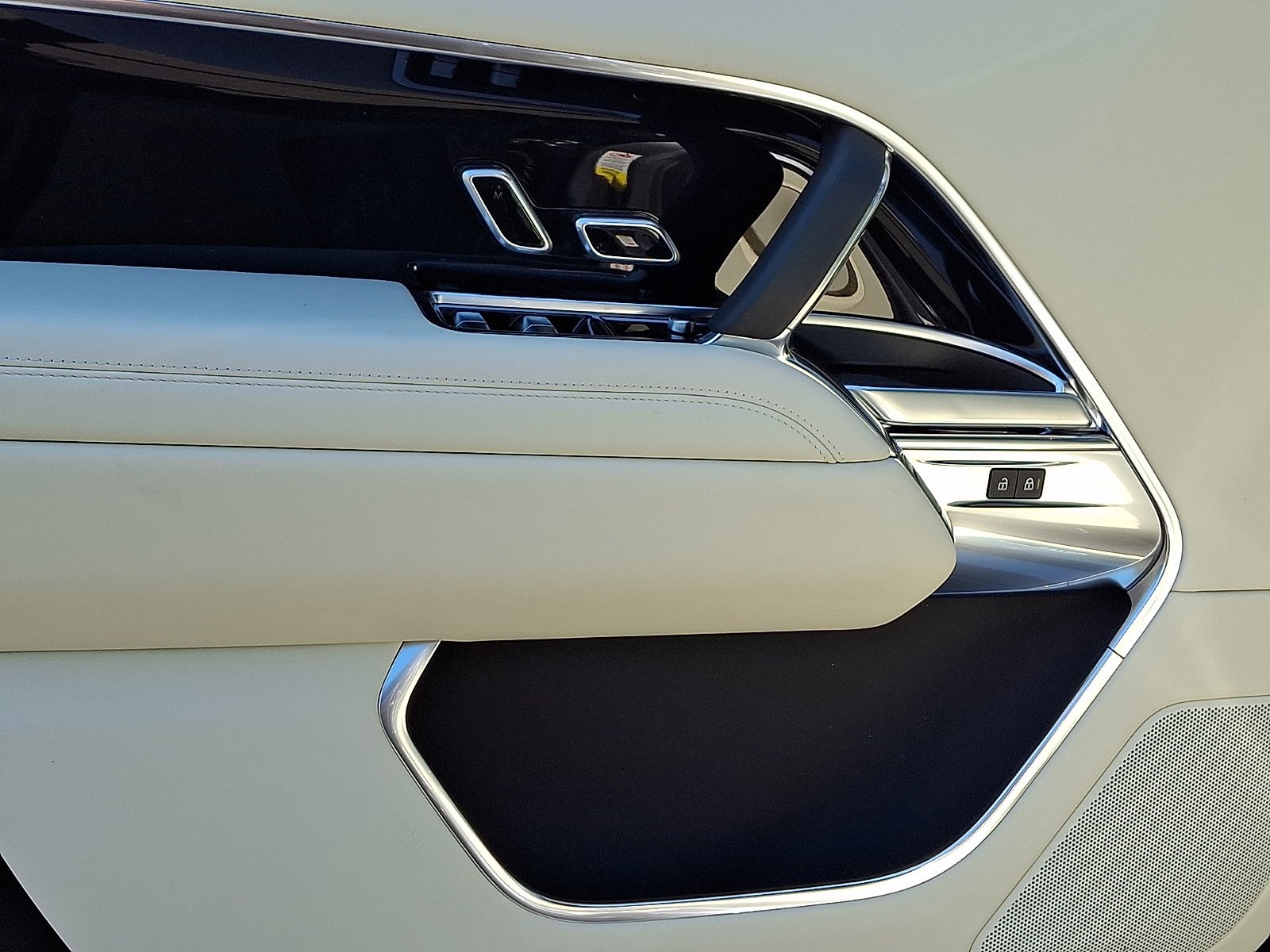 New 2026 Eiger Grey Land Rover SE image 8