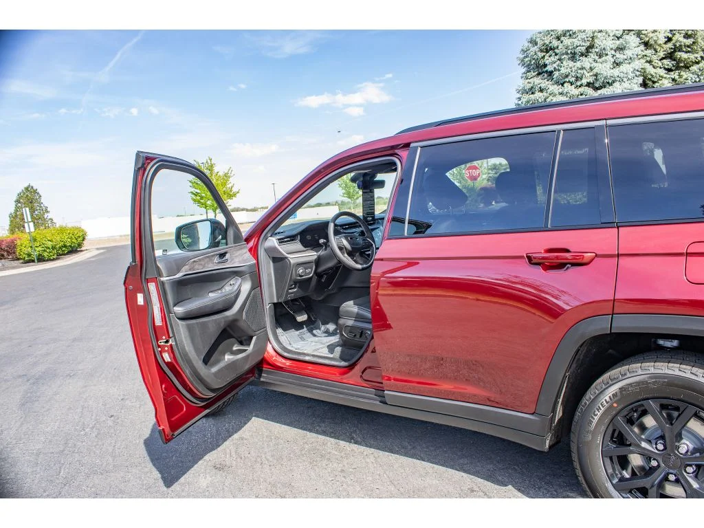 New 2026 Velvet Red Pearlcoat Jeep Laredo Altitude image 32