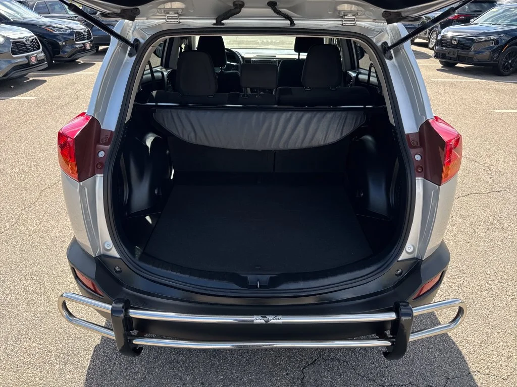Used 2015 Silver Toyota XLE image 7