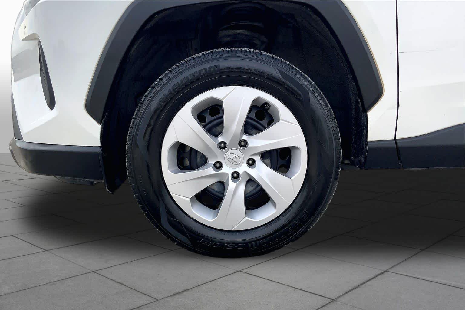 Used 2022 White Toyota LE image 11
