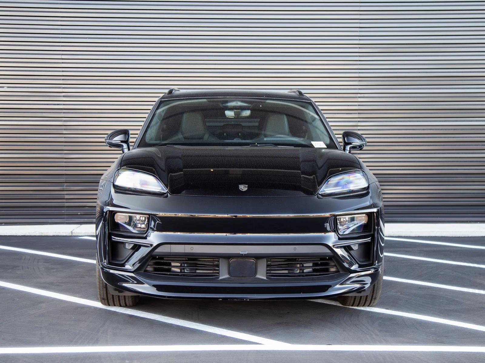2025 Porsche Macan Turbo Electric - Photo 10