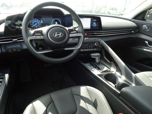 2025 Hyundai Elantra Limited - Photo 11