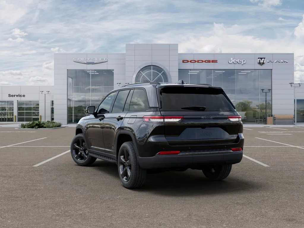 New 2025 Diamond Black Crystal Pearl-Coat Exterior Paint Jeep Limited image 3