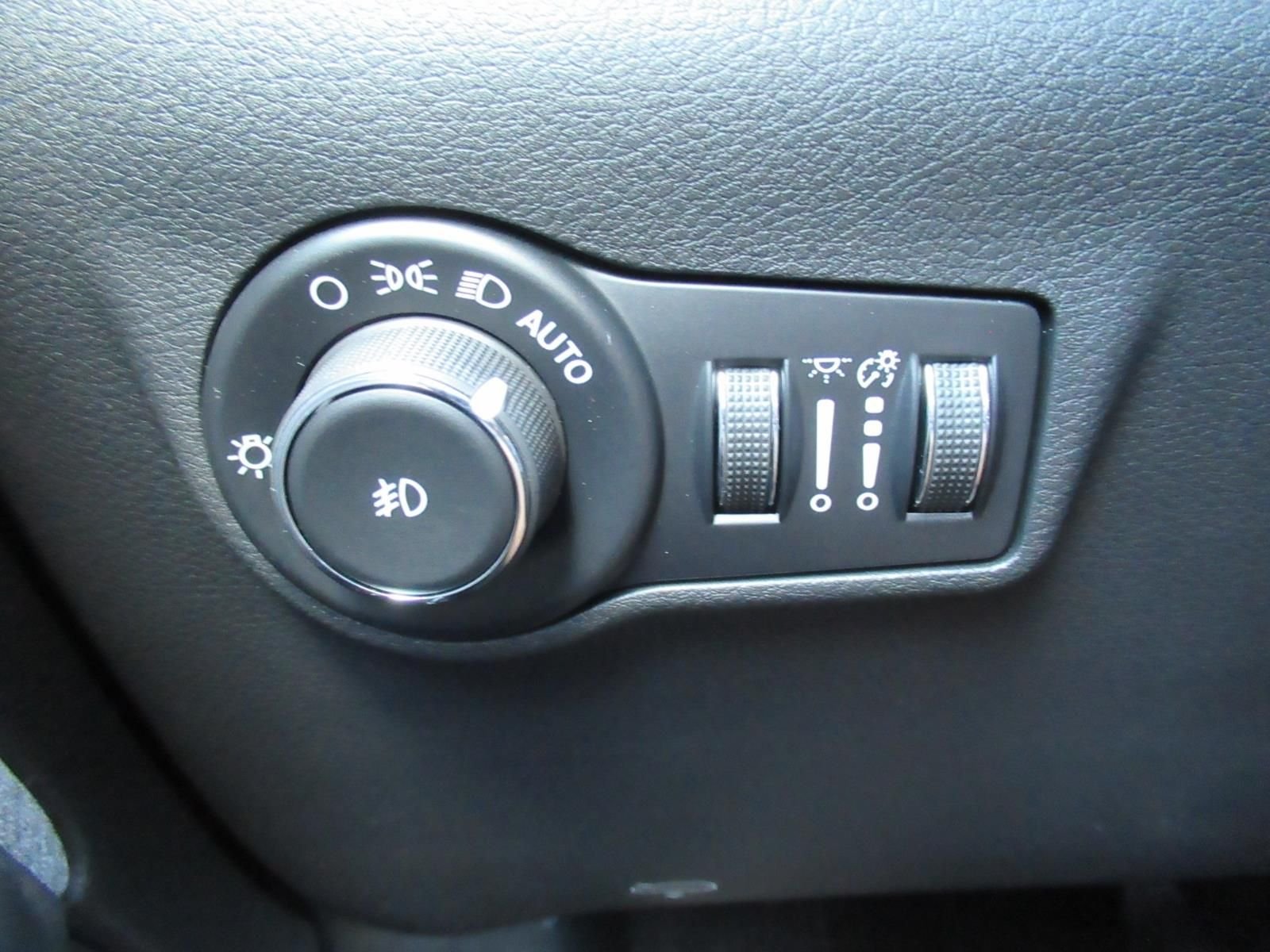 New 2026 Diamond Black Crystal Pearlcoat Jeep Latitude image 24