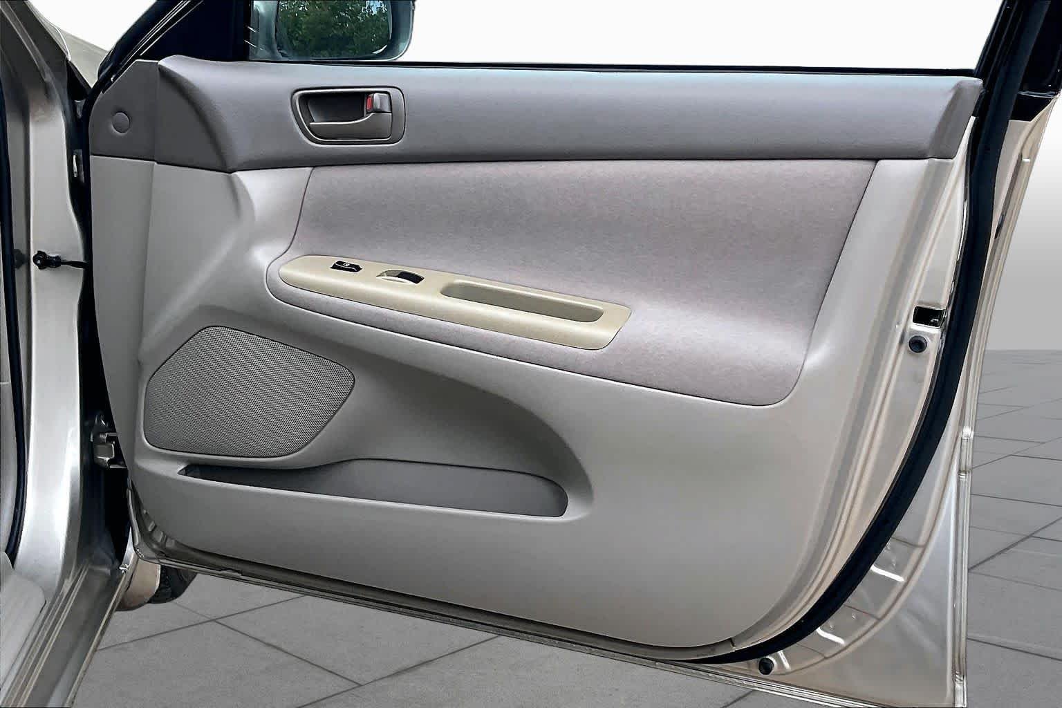 Used 2003 Desert Sand Mica Toyota LE image 21