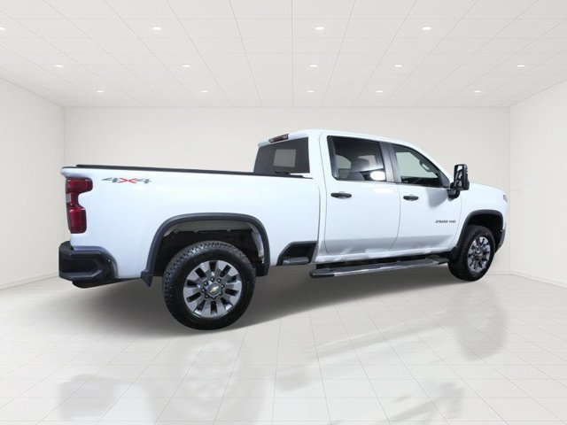 Used 2022 White Chevrolet Custom image 6