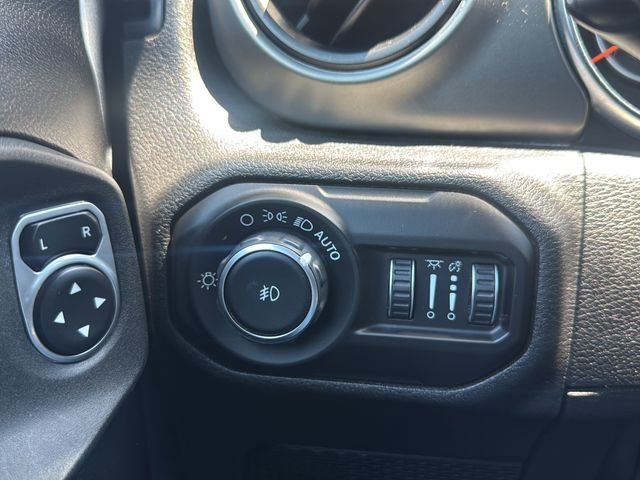 Used 2019 Silver Jeep Unlimited Sport S image 21